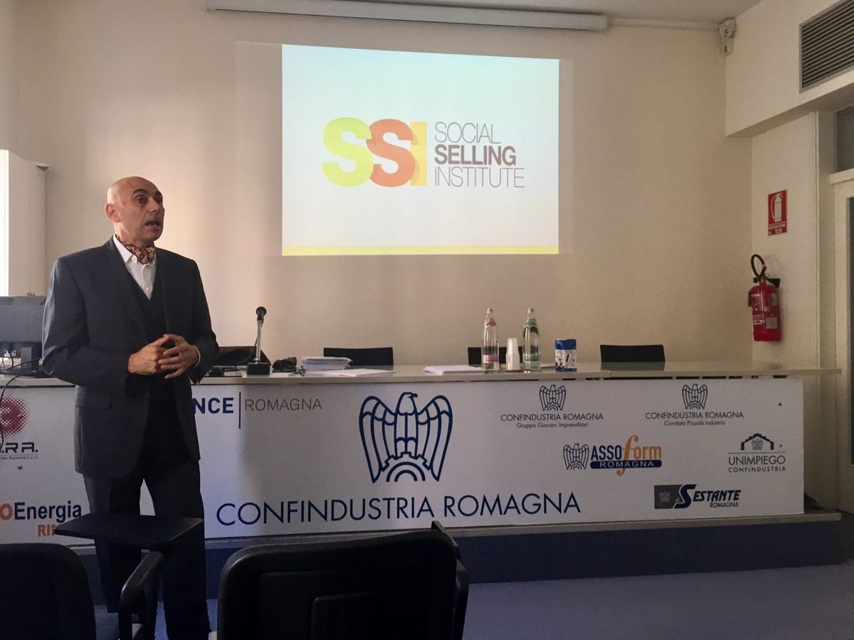 Fabio de Vita in aula a Confindustria Romagna con la slide di Social Selling Institute