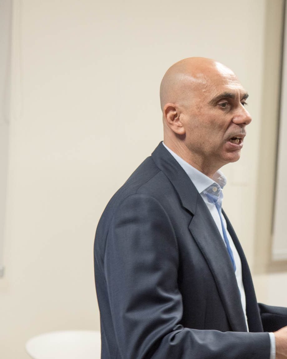 Fabio de Vita mostra un profilo LinkedIn durante un incontro